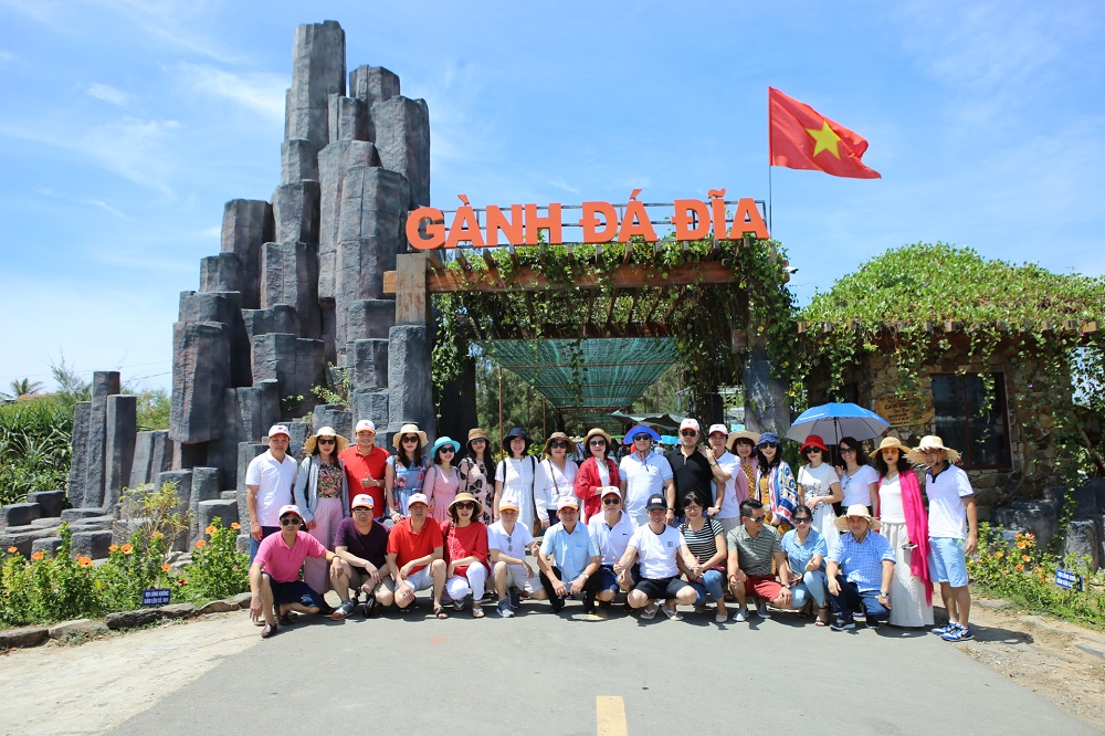 Đoàn khảo sát của Sở Du lịch Hà Nội tại Ghềnh Đá Đĩa, Tuy Hòa, Phú Yên